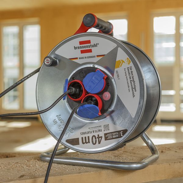 Подовжувач на котушці 40 м Brennenstuhl Garant-S 3 розетки 3300 Вт 220 В 16 А IP44 H07RN-F 3G1,5мм&sup2; чорний 1198340 фото